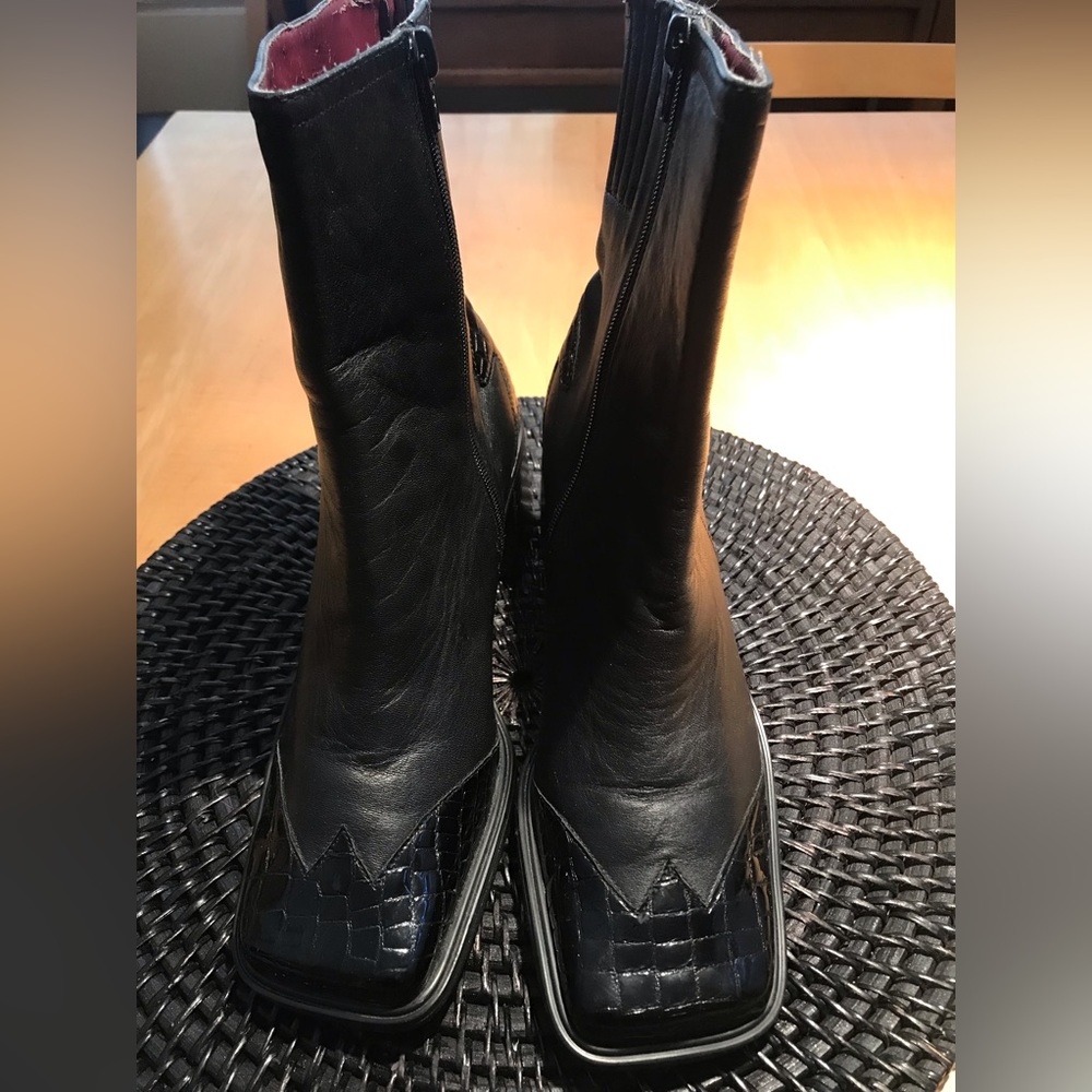 Like New SZ 8M CROSSING POINT BOOTS